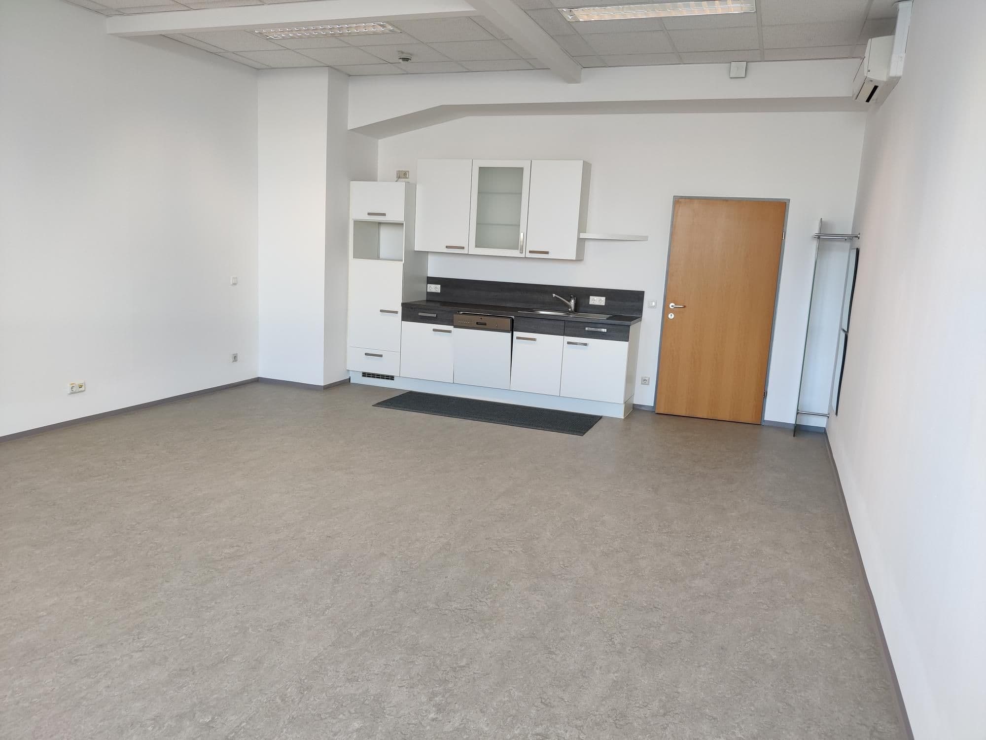 Der perfekte Startpunkt: Ein sonniger Raum für neue Ideen mit Klima und Küche im BIZ-Wels, TOP 1N13