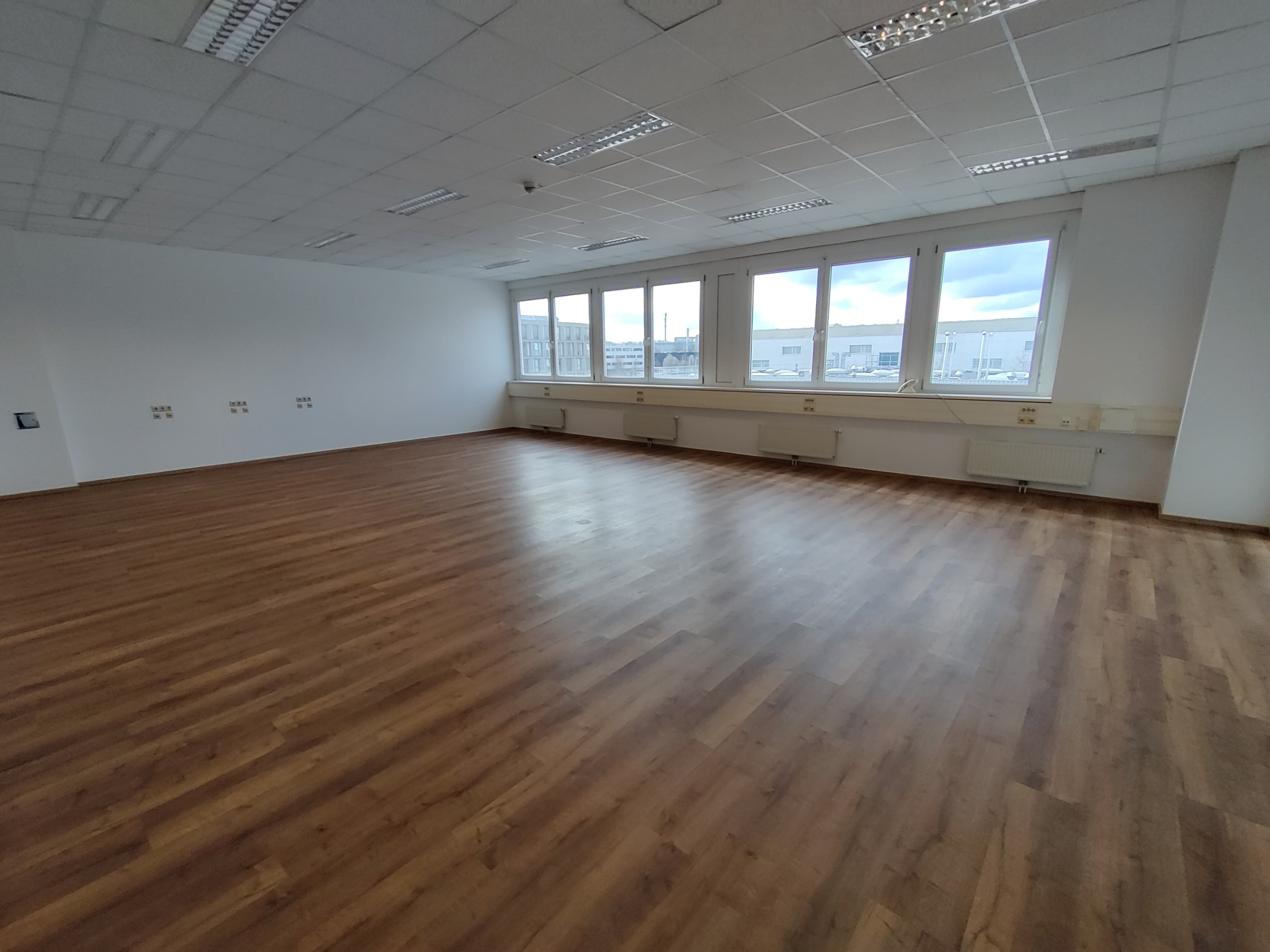 Großzügiges Großraumbüro mit Holzoptik‑Boden & Außenjalousien – 86,74 m² im 2. Stock 2N15